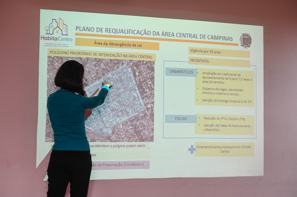 A arquiteta Daniela Zacardi, da Secretaria Municipal de Urbanismo, apresentou os principais pontos da minuta