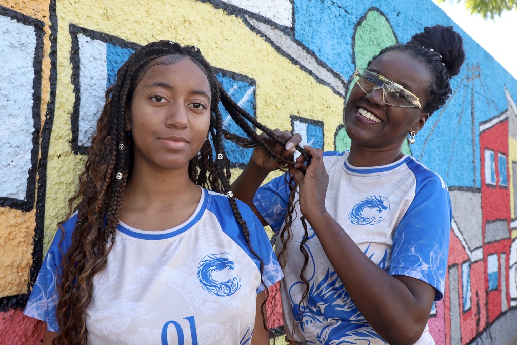 Helen Horácio com a mãe Karen: meninas ainda sofrem ataques pelo tom da pele ou textura do cabelo