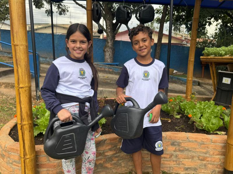 Agatha Jacira e Benício Henrique, ambos com nove anos, cuidam da horta da Orlando Carpino 