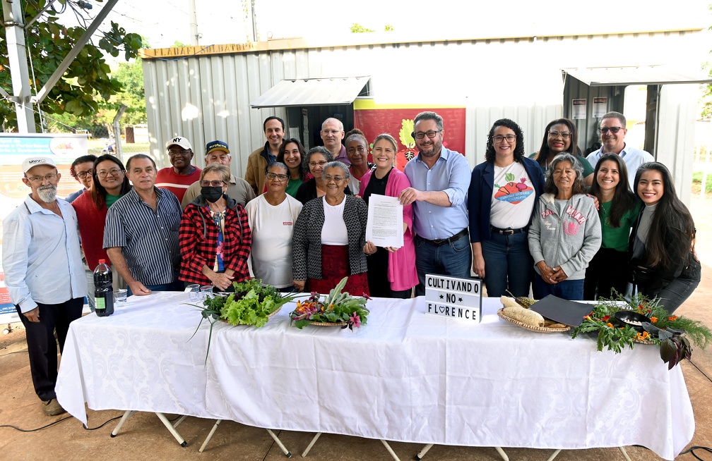 Assinatura do termo de renovação da parceria é acompanhada por servidores e moradores do Florence