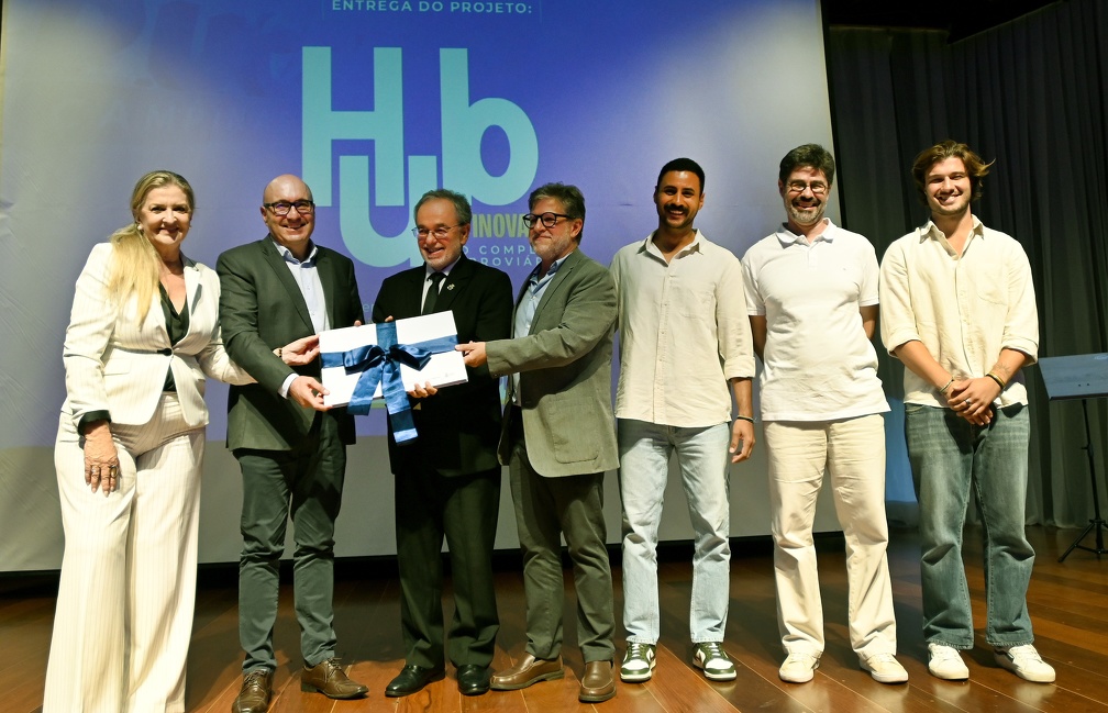 Prefeito recebeu o projeto elaborado pela PUC-Campinas em cerimônia nesta segunda-feira, 24