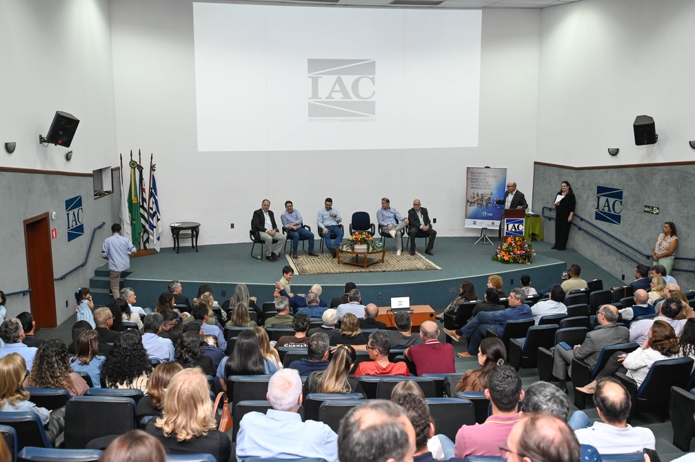 Pesquisadores e profissionais que se destacaram por suas contribuições ao desenvolvimento da agricultura foram homenageados com o Prêmio IAC e a Medalha Mérito Científico Dom Pedro II