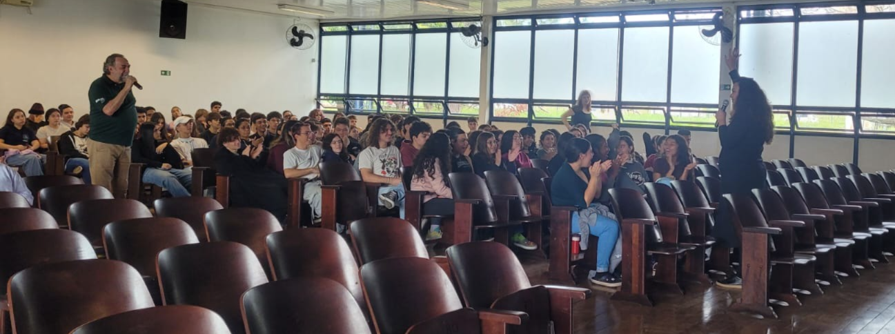 Andrea Struchel e Mário Mantovani em atividade com alunos da Etecap Conselheiro Antonio Prado