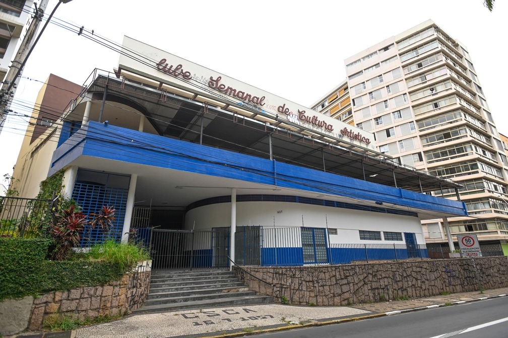 A área reservada para o café possui 47 m² e fica localizada próxima ao setor administrativo. A estrutura dispõe de dois sanitários e espaço adequado para a construção de uma bancada.