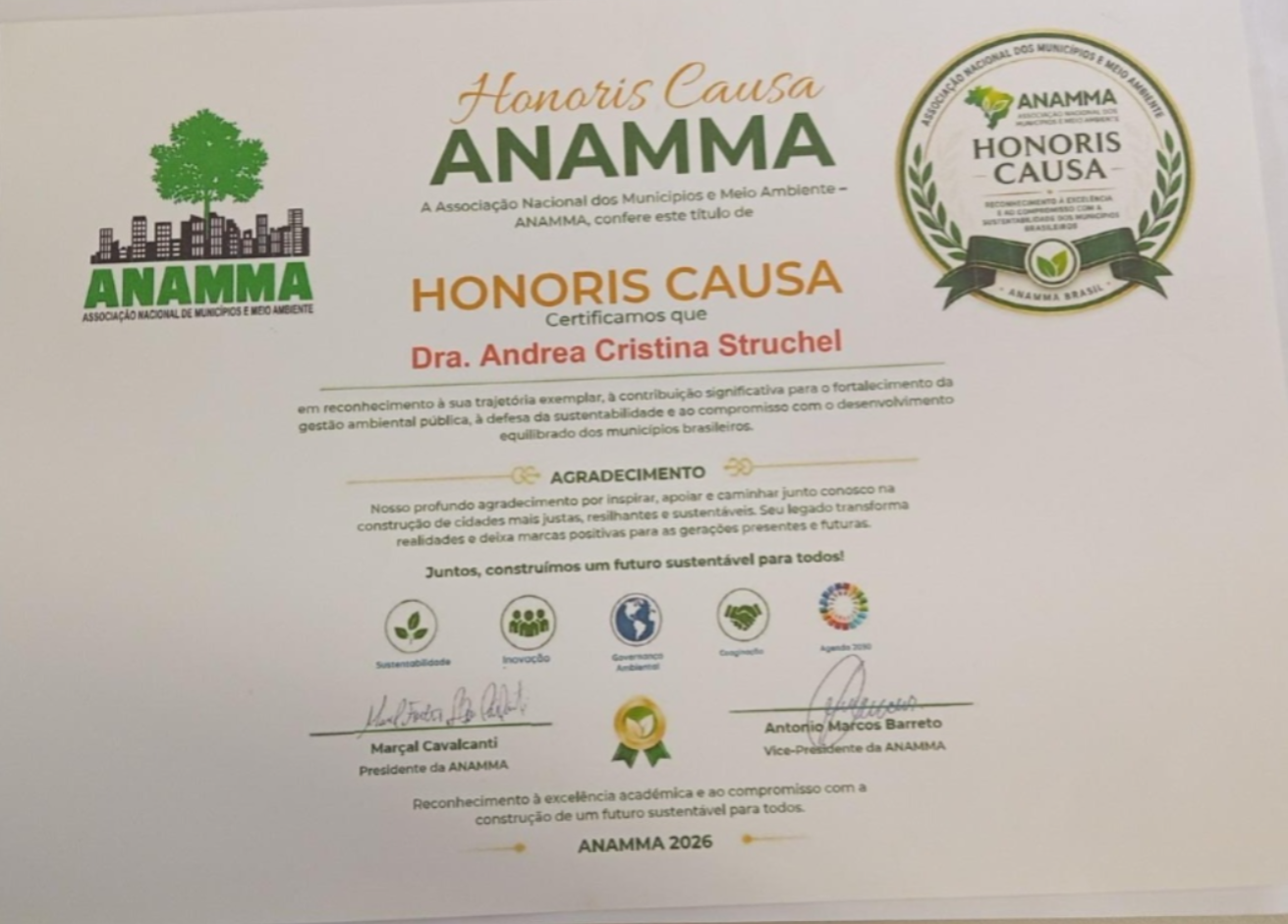 O título Honoris Causa foi concedido a Andrea Struchel  em reconhecimento à sua trajetória e à contribuição para o fortalecimento da gestão ambiental pública e do desenvolvimento sustentável dos municípios brasileiros