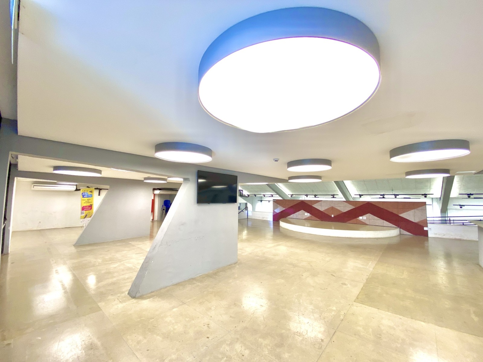 Imóvel conta com salão principal de 237 m² para funcionamento de bar ou café, palco para apresentações culturais, área externa coberta, espaço ao ar livre com 180 m², mezanino de 156 m², além de áreas administrativas e de apoio operacional
