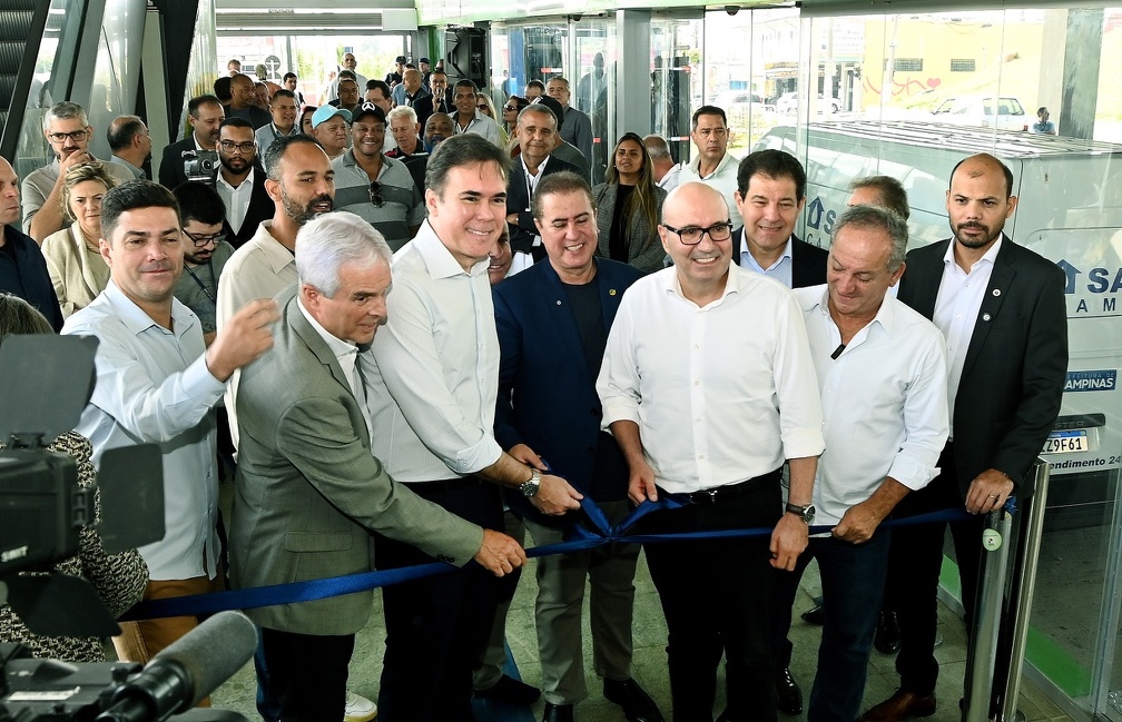 Autoridades cortam fita para entrega oficial do Terminal BRT Ouro Verde