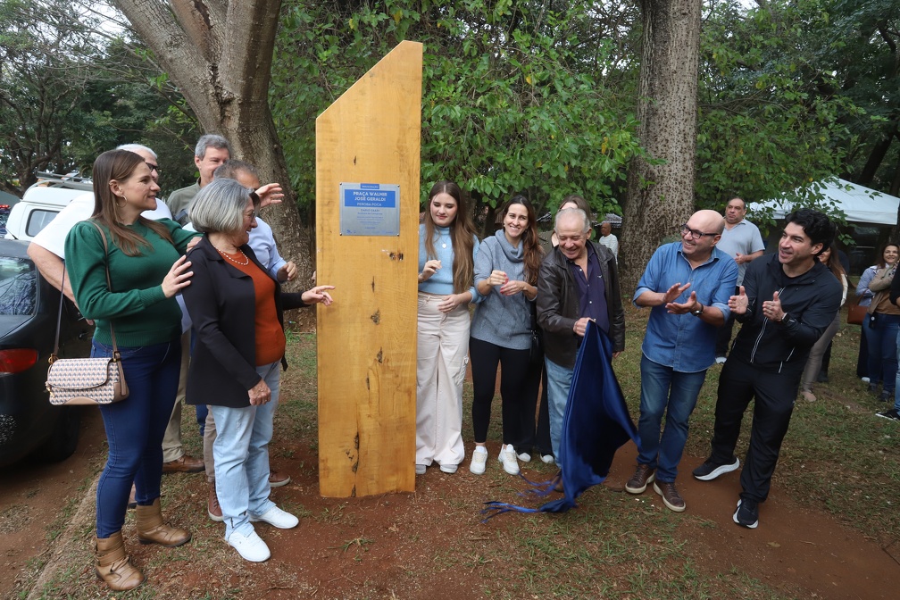 Prefeito Dário Saadi, autoridades e familiares do homenageado participaram de cerimônia para entrega da praça