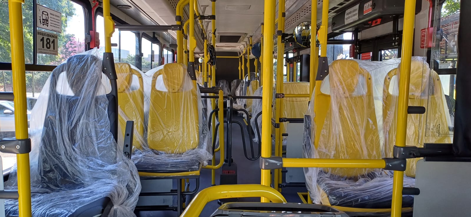 Os ônibus têm quatro portas e comportam 33 passageiros sentados e 29 em pé
