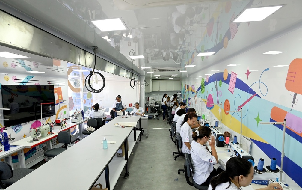 Estrutura montada no Campo Belo oferece aprendizado de costura criativa com maquinário moderno e orientação das professoras
