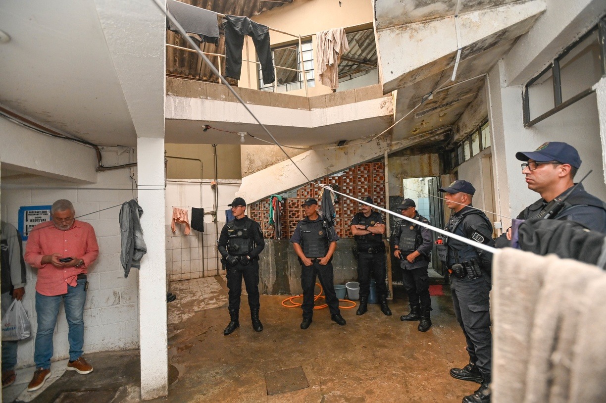 O alojamento possui 34 quartos e apenas dois banheiros