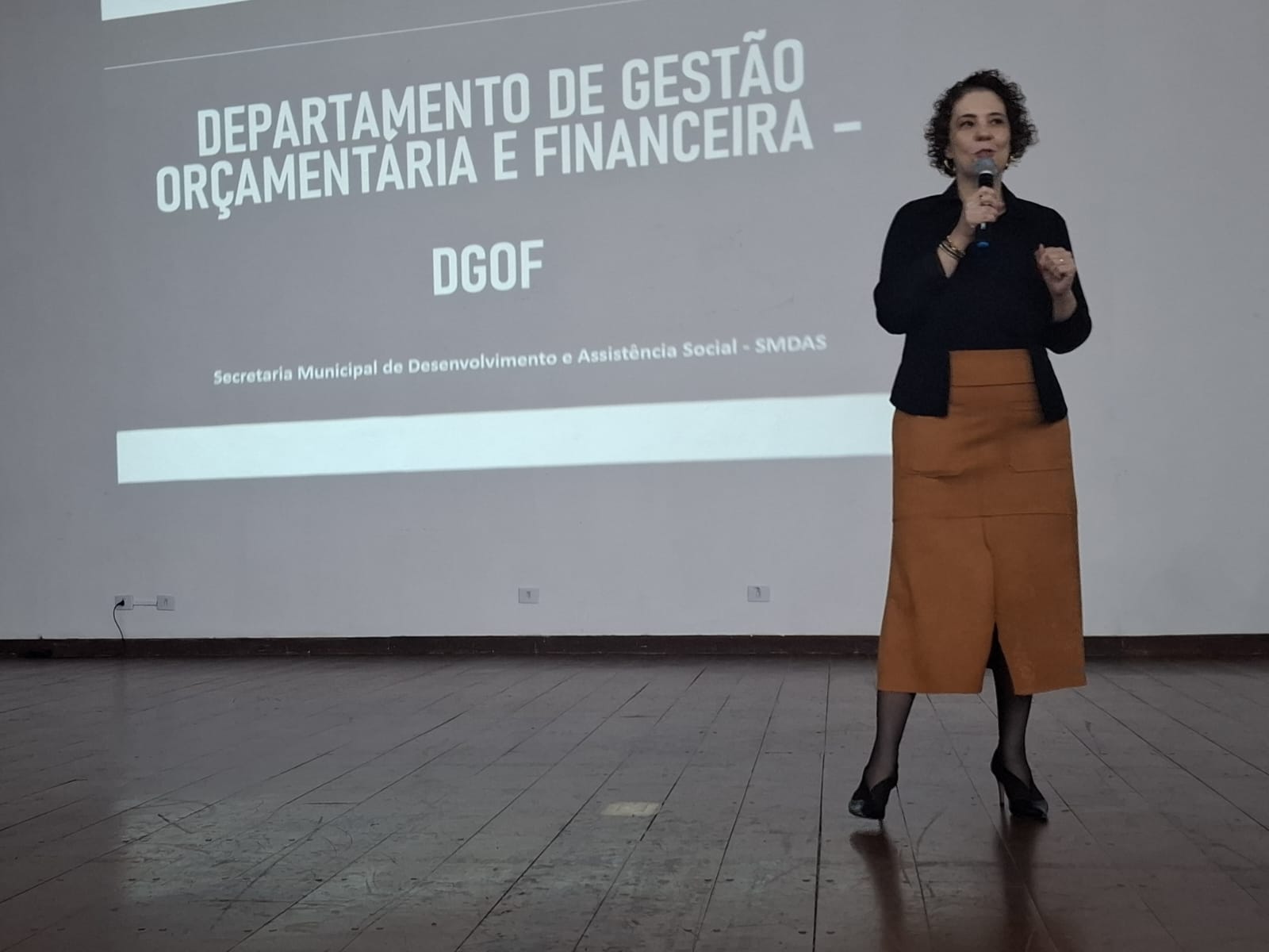 A diretora do Departamento de Gestão Orçamentária e Financeira,  Gisleide Abreu, ministrou a aula de Orçamento e Financiamento