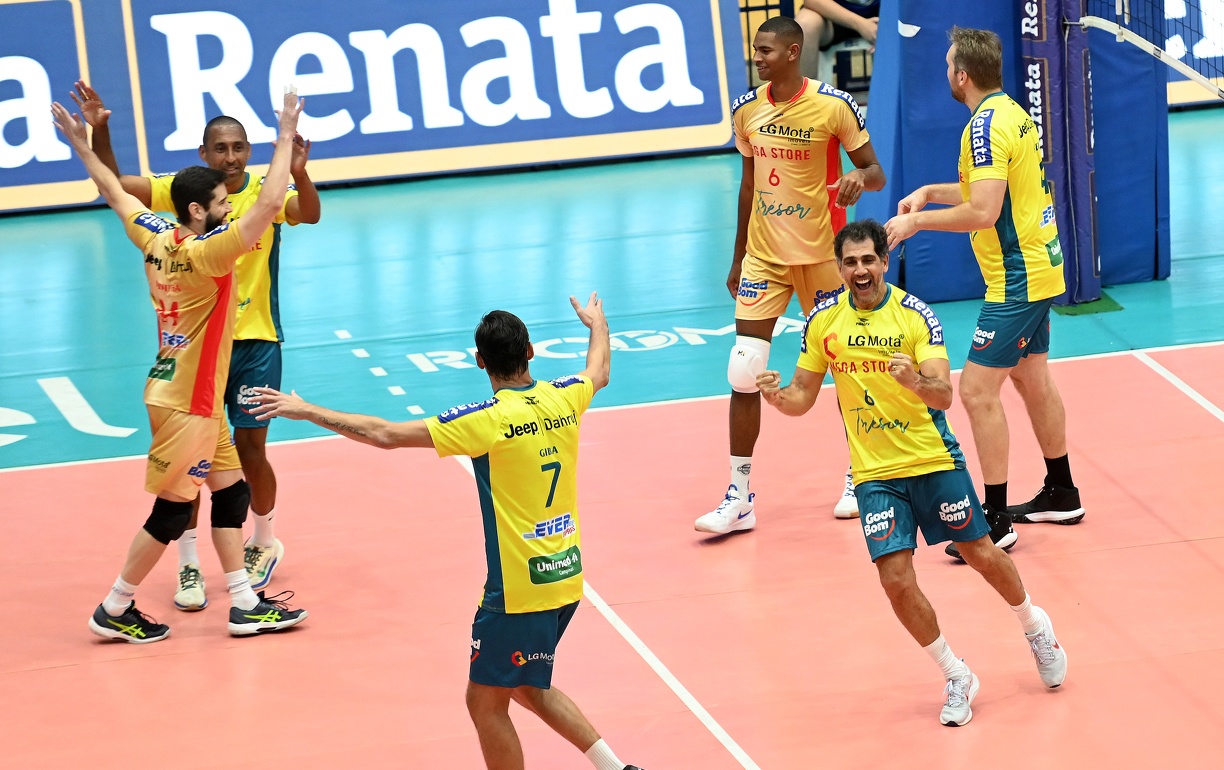 Maurício vibra com a jogada