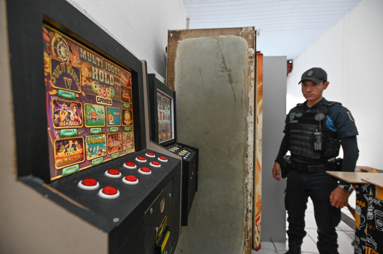 Uma das portas da pensão dava acesso a um bar, onde foram encontradas duas máquinas de caça níqueis