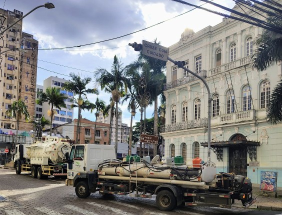O trabalho de limpeza não para no final de semana