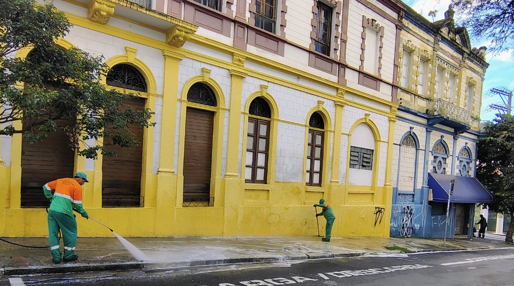 Os trabalhadores fizeram a lavagem da avenida Dr. Thomaz Alves