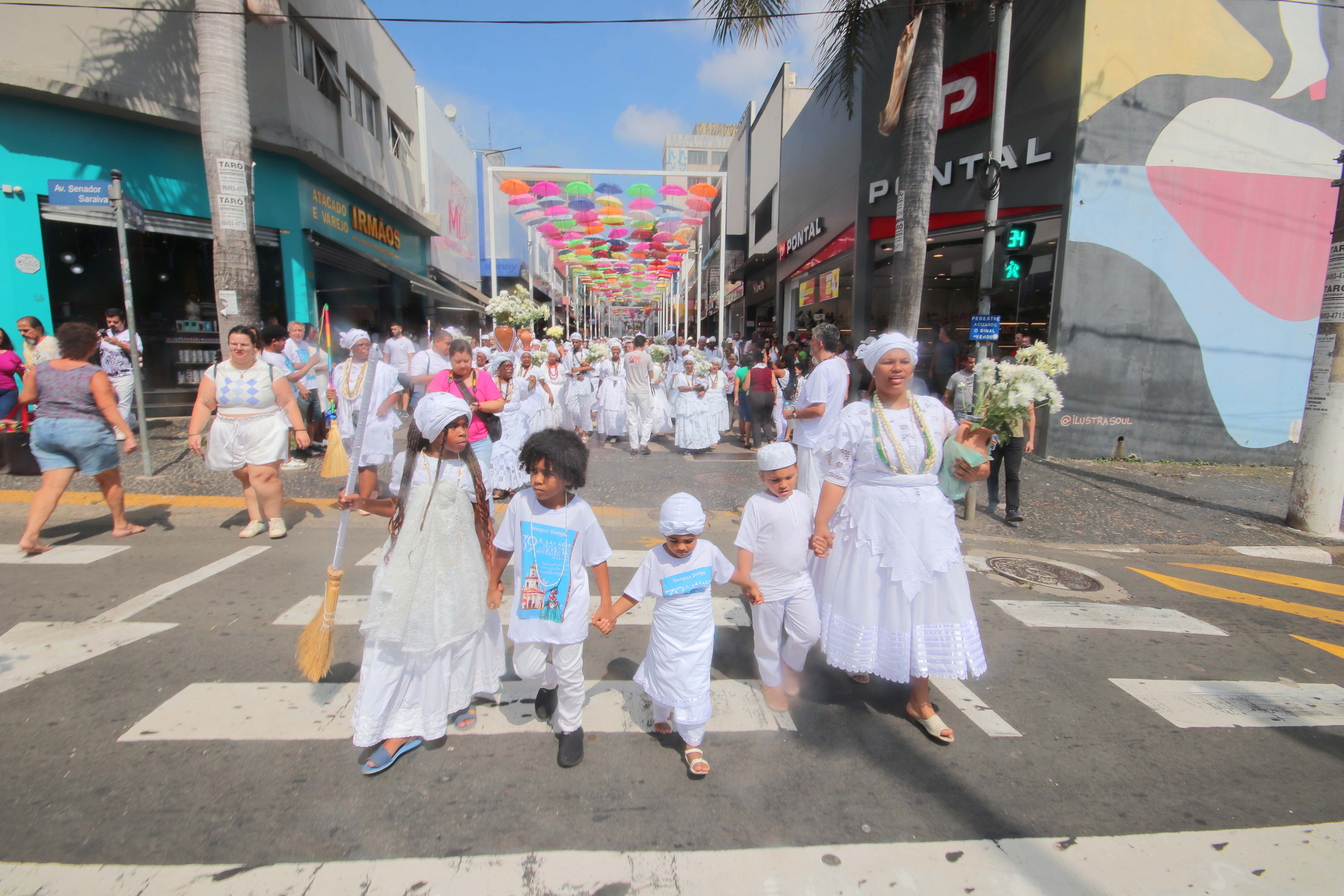 A Lavagem das Escadarias reúne participantes de todas as idades e regiões da cidade