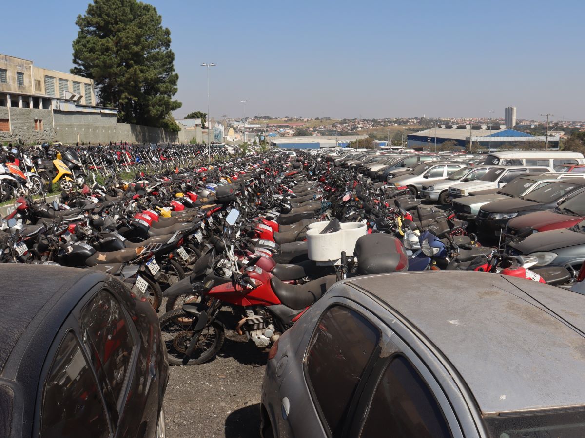 Entre as ofertas, estão carros e motos com direito à documentação; materiais para sucatas e para usinagem 