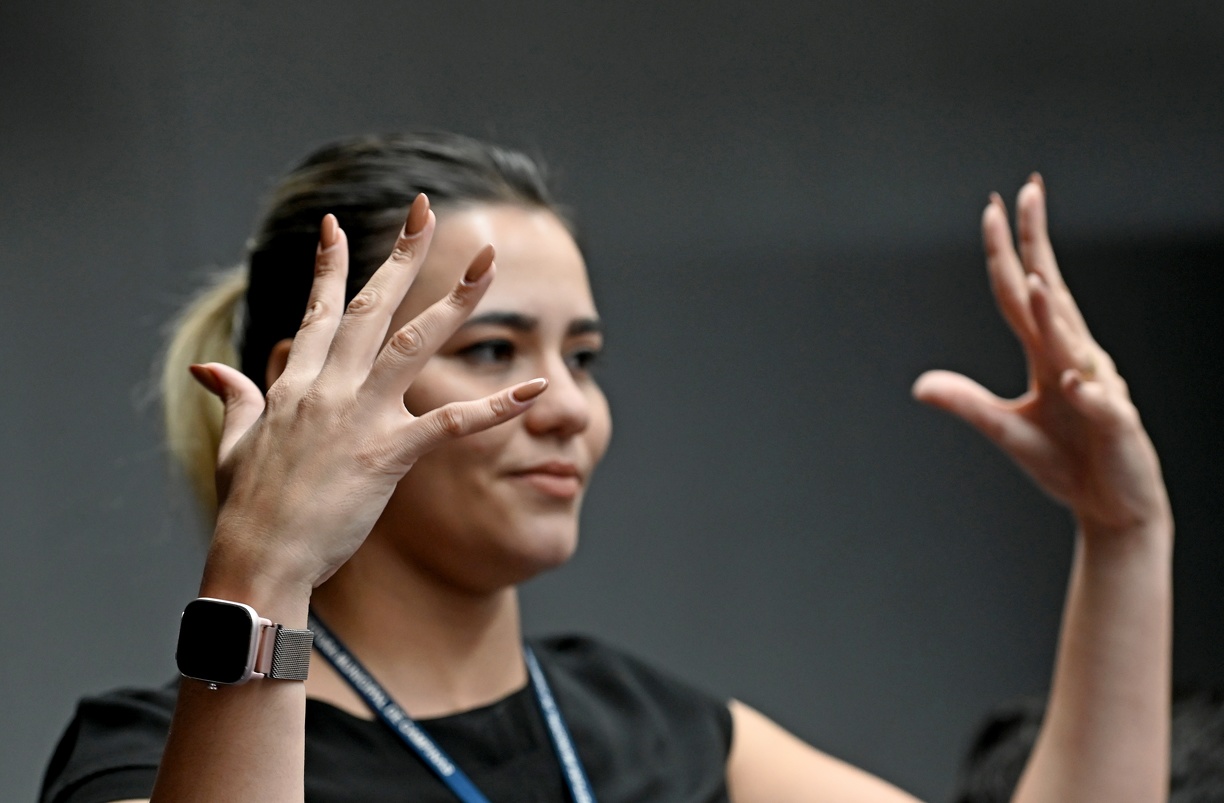 A iniciativa tem como objetivo ampliar a acessibilidade para a comunidade surda, garantindo que pessoas com deficiência auditiva possam acompanhar toda a programação do evento