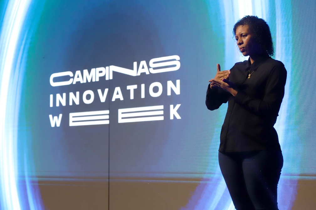 A iniciativa tem como objetivo ampliar a acessibilidade para a comunidade surda, garantindo que pessoas com deficiência auditiva possam acompanhar toda a programação do evento