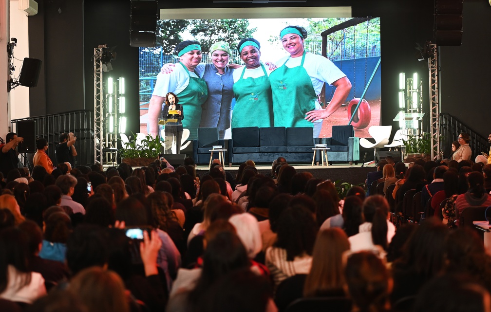 Publicação valoriza profissionais da merenda e traz 19 receitas desenvolvidas em escolas públicas da cidade