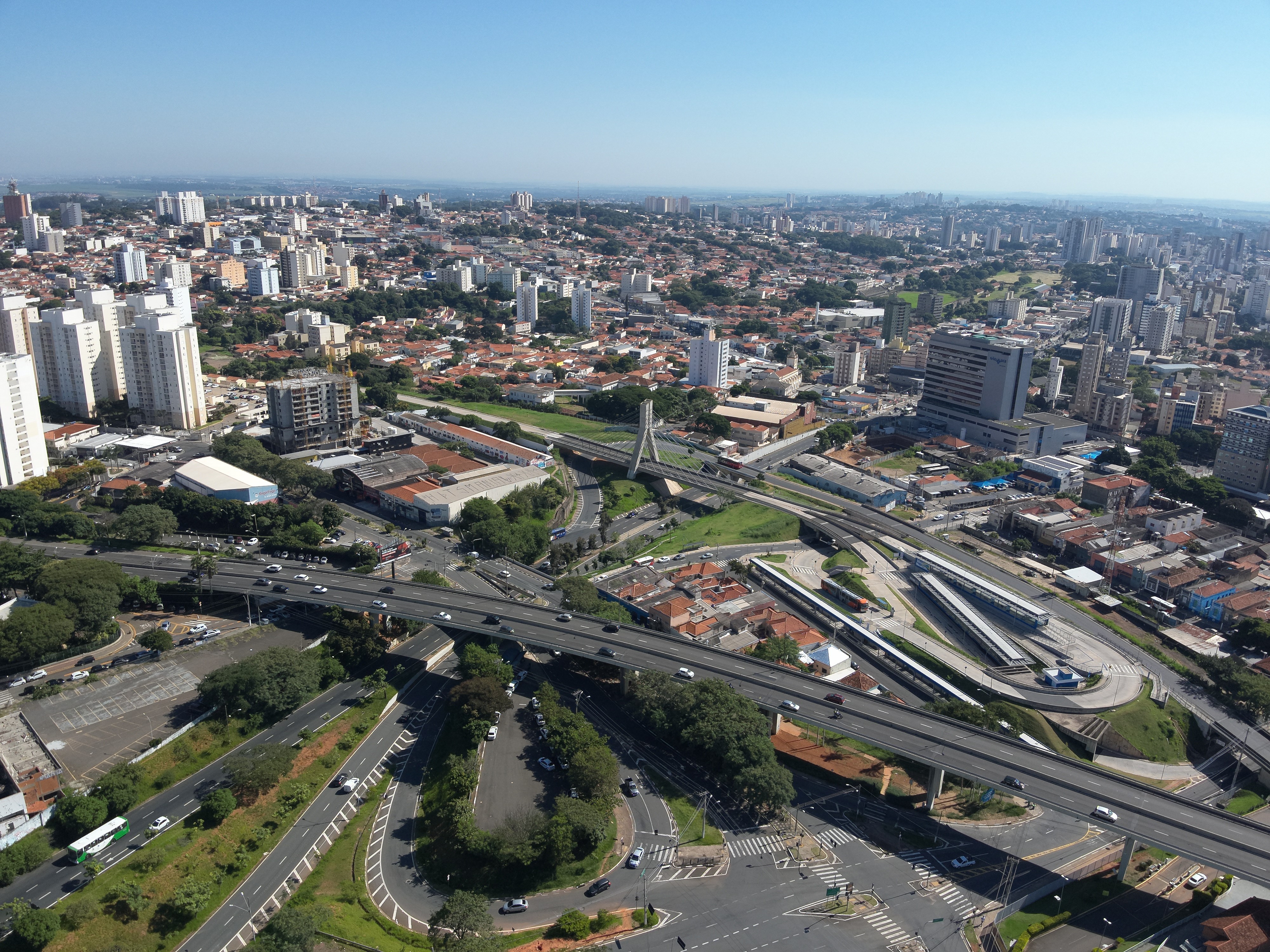 Para garantir a fluidez no trânsito e minimizar os impactos no deslocamento, a Emdec definiu um desvio alternativo de tráfego no local