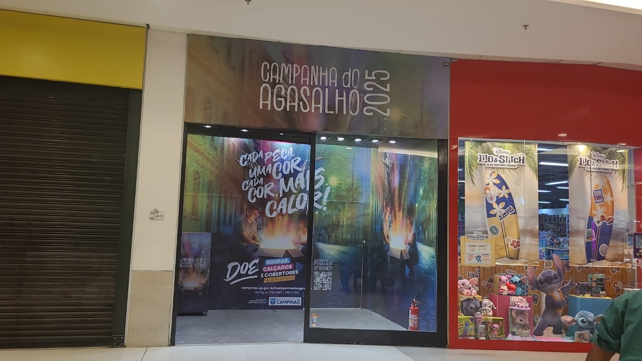 O ponto no shopping chama a atenção pela identidade visual da campanha, que valoriza a diversidade e o acolhimento por meio das cores