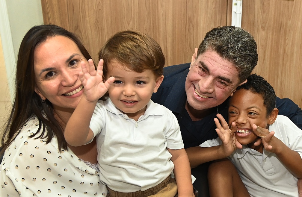 Nadya, Arthur (filho biológico do casal), o pediatra Lucas e Vitor: família completa