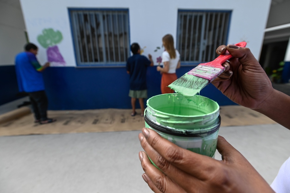 Os moradores pegaram tintas e pincéis e imprimiram nas paredes do Renascer um pouco da sua história