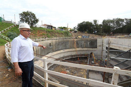 Prefeito Dário Saadi visitou as obras do Reservatório Proença (RP-1) que terá capacidade para armazenar 120 milhões de litros de água e integra o conjunto de obras para reduzir os alagamentos 