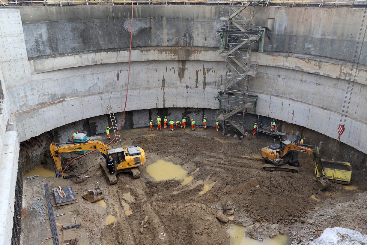 As obras são complexas, envolvem trabalhos subterrâneos, grandes estruturas de concreto, escavações e intervenções no sistema de drenagem