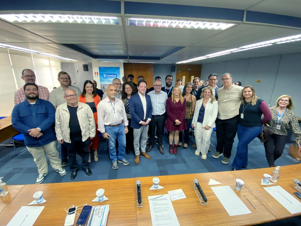 Autoridades, músicos da OSMC e representantes do setor cultural campineiro deram as boas-vindas ao novo maestro