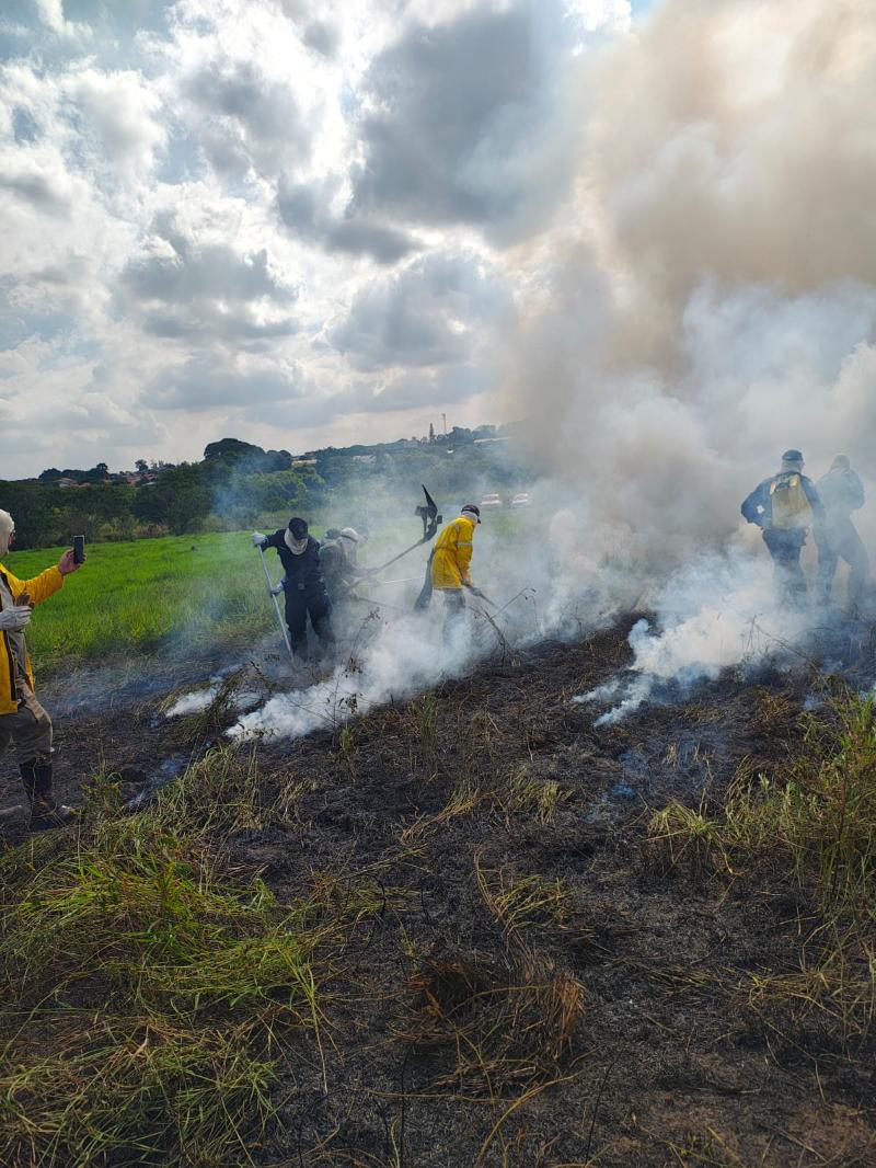 Manuseio de focos de incêndio durante exercício prático
