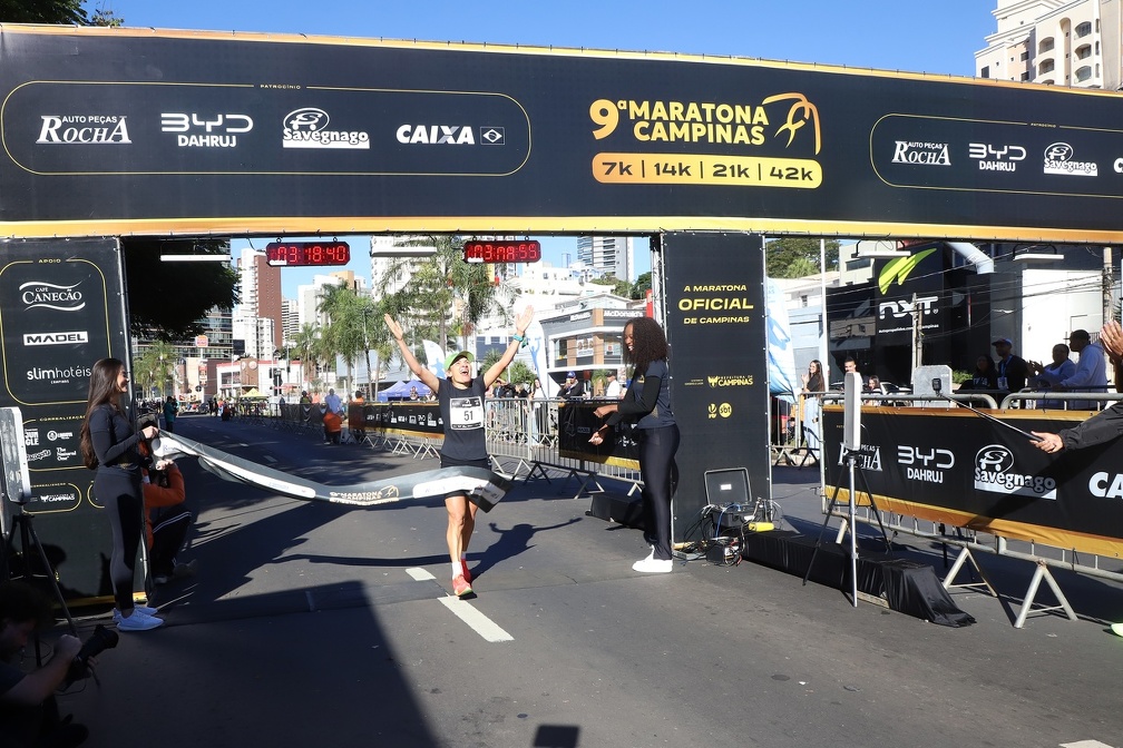 Noeme Maria Pereira, que encontrou na corrida uma fonte de renda, foi a vencedora nos 42k feminino