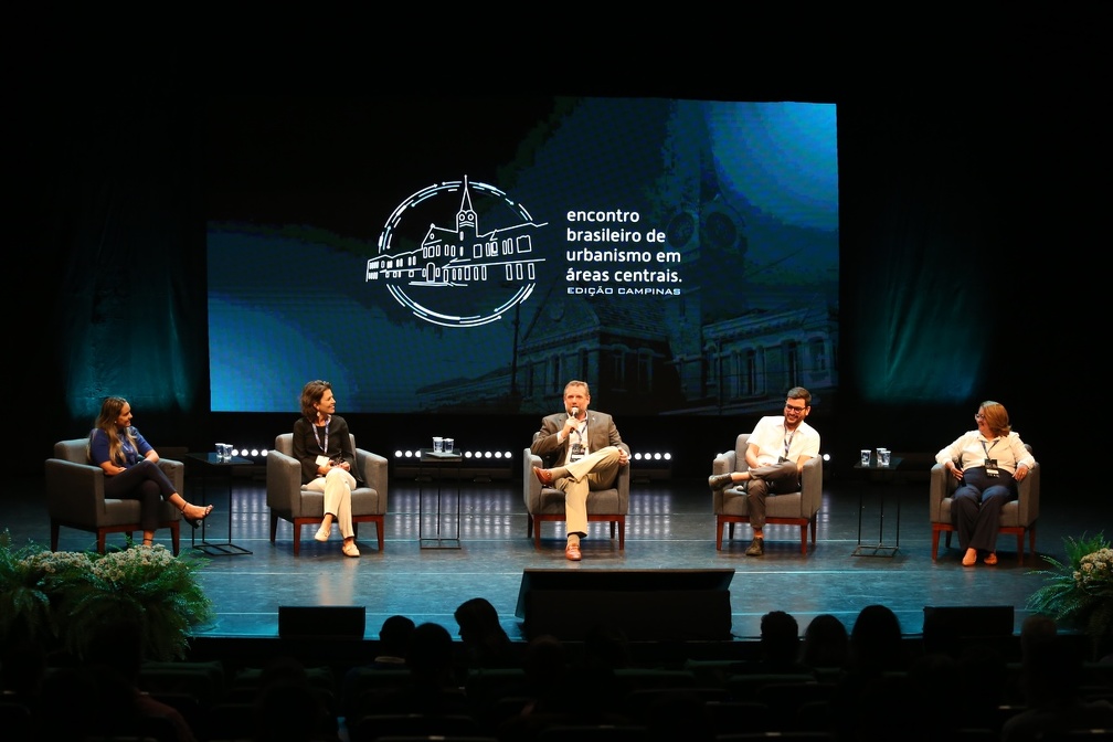 O secretário de Planejamento de Campinas (com o microfone) mediou um dos painéis e enfatizou a importância do diálogo: "unir os diferentes órgãos é o maior desafio", comentou. 