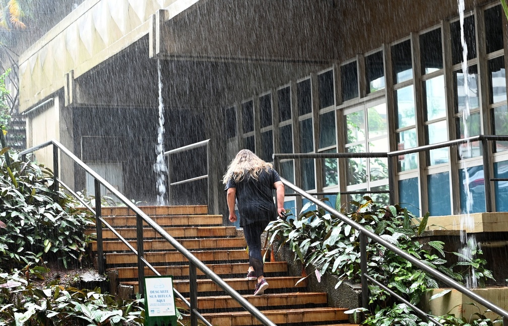 O alerta inclui eventuais corte de energia elétrica, queda de galhos e descargas elétricas. 