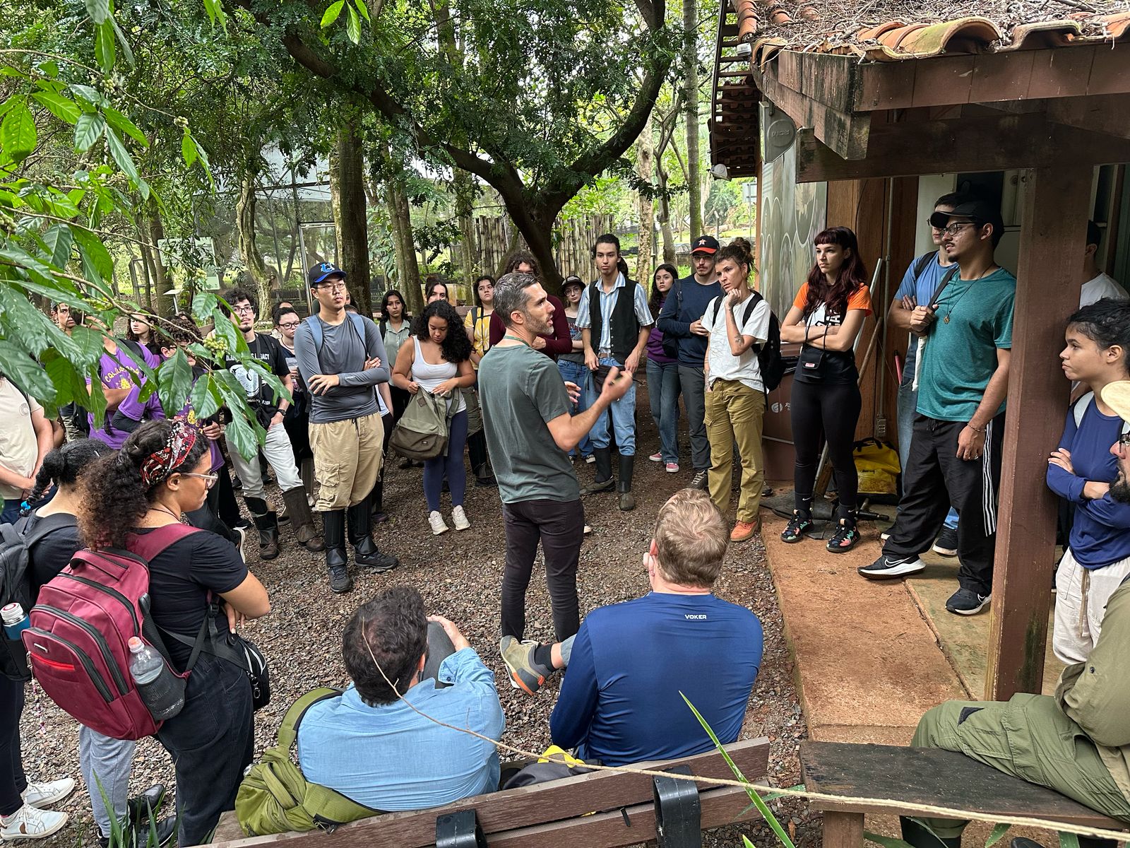 Professor conduz a aula de campo e ensina que a Mata de Santa Genebra é um fragmento florestal importante