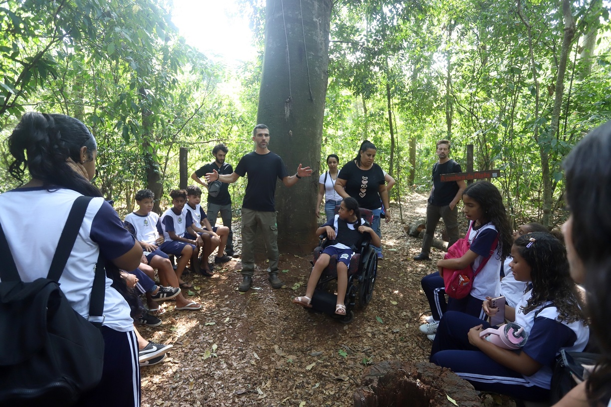 Monitores especializados acompanham os estudantes, destacando plantas e animais e enfatizando a importância de preservar a natureza 