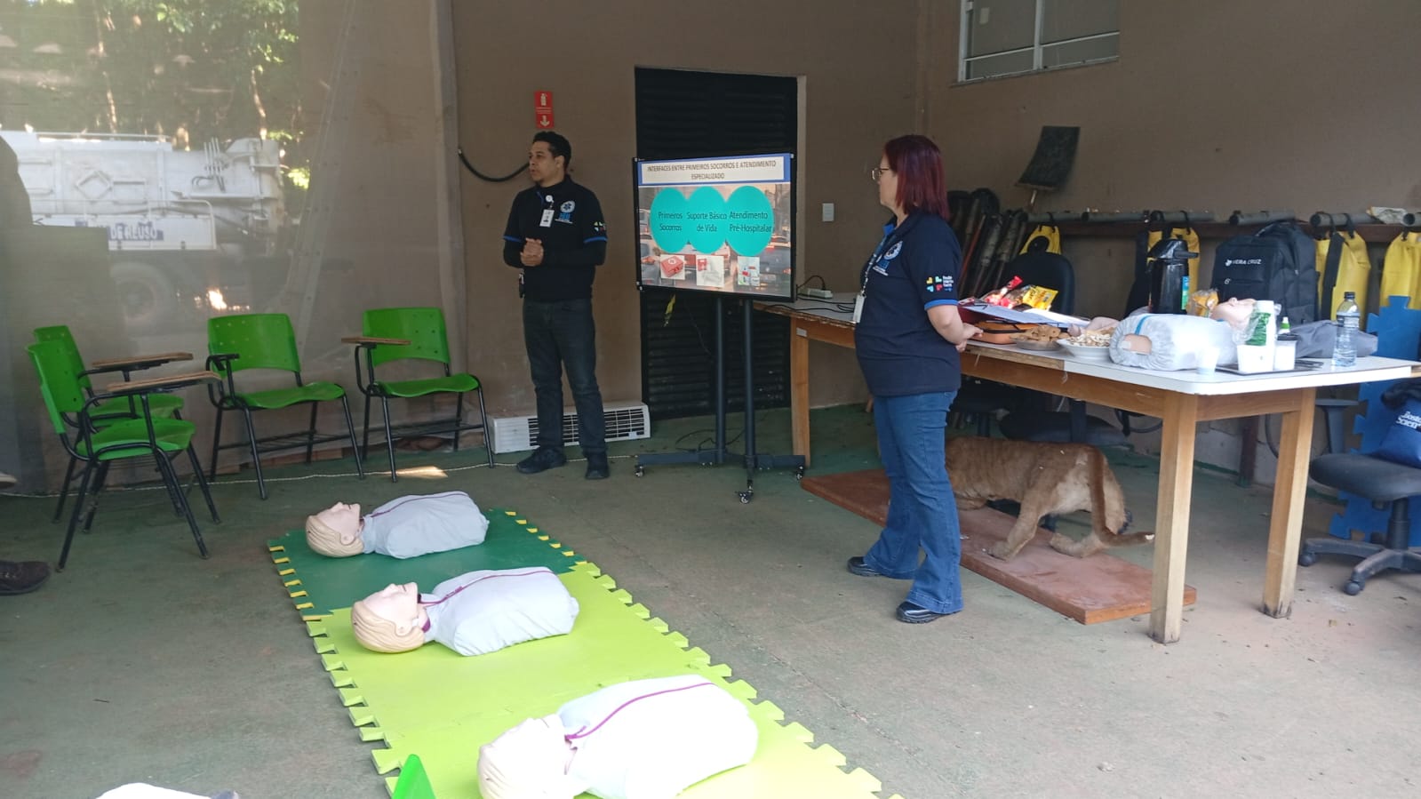 O curso abordou manobra de desengasgo, controle de hemorragias, imobilização de fraturas, atendimento em queimaduras, Ressuscitação Cardiopulmonar (RCP) e protocolos para crise convulsiva, epilepsia e desmaios