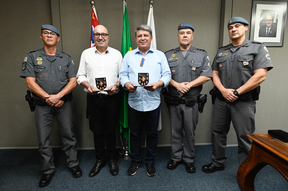 Representantes do 8º Batalhão de Polícia Militar do Interior (8º BPM/I) entregaram placas de agradecimento e a Medalha Centenária