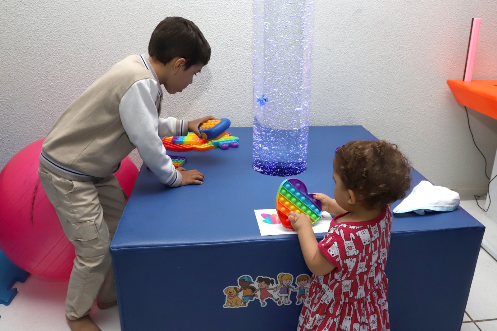 A Sala Multissensorial foi dotada de aromaterapia, abafadores de ruído, brinquedos interativos e espaço para relaxamento