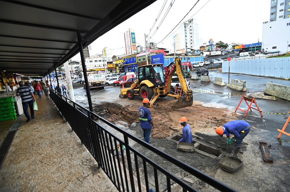 Obras começaram há um mês e agora chegam na frente do prédio