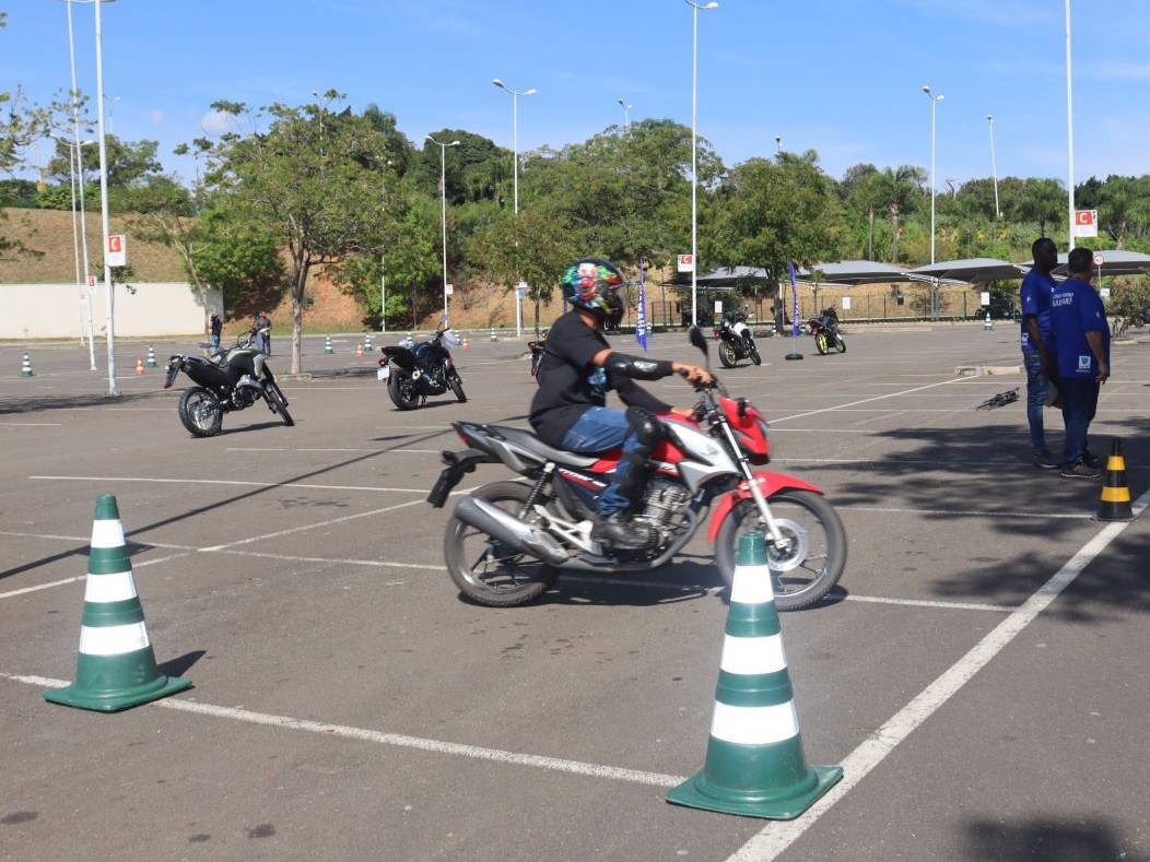 Motociclistas e pedestres foram conscientizados durante as ações do Maio Amarelo
