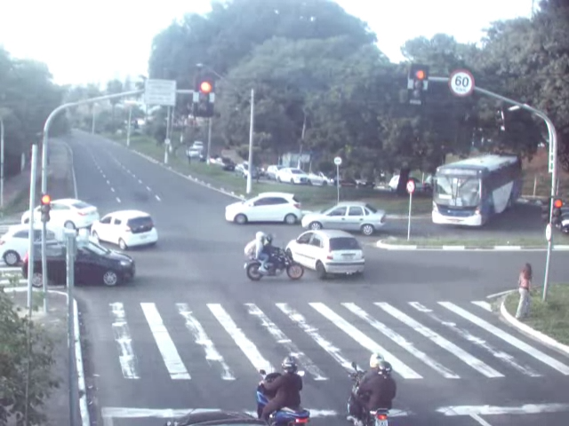 Condutor ‘costura’ entre os carros em cruzamento na região do Piçarrão