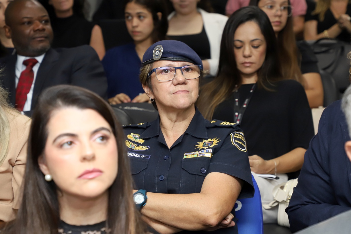 A comandante da Guarda Municipal de Campinas, Maria de Lourdes Soares (de uniforme), destacou a importância do Projeto GAMA (Guarda Amiga da Mulher), que zela pelas mulheres que dispõem de medidas protetivas