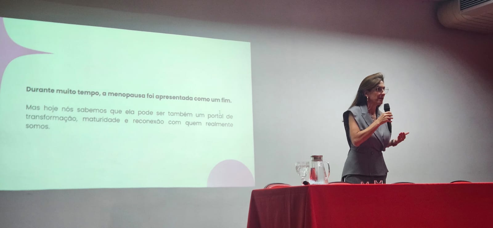 Adriana Monteiro, psicanalista e terapeuta integrativa com foco em bem-estar e auxílio de mulheres, conversou com os participantes