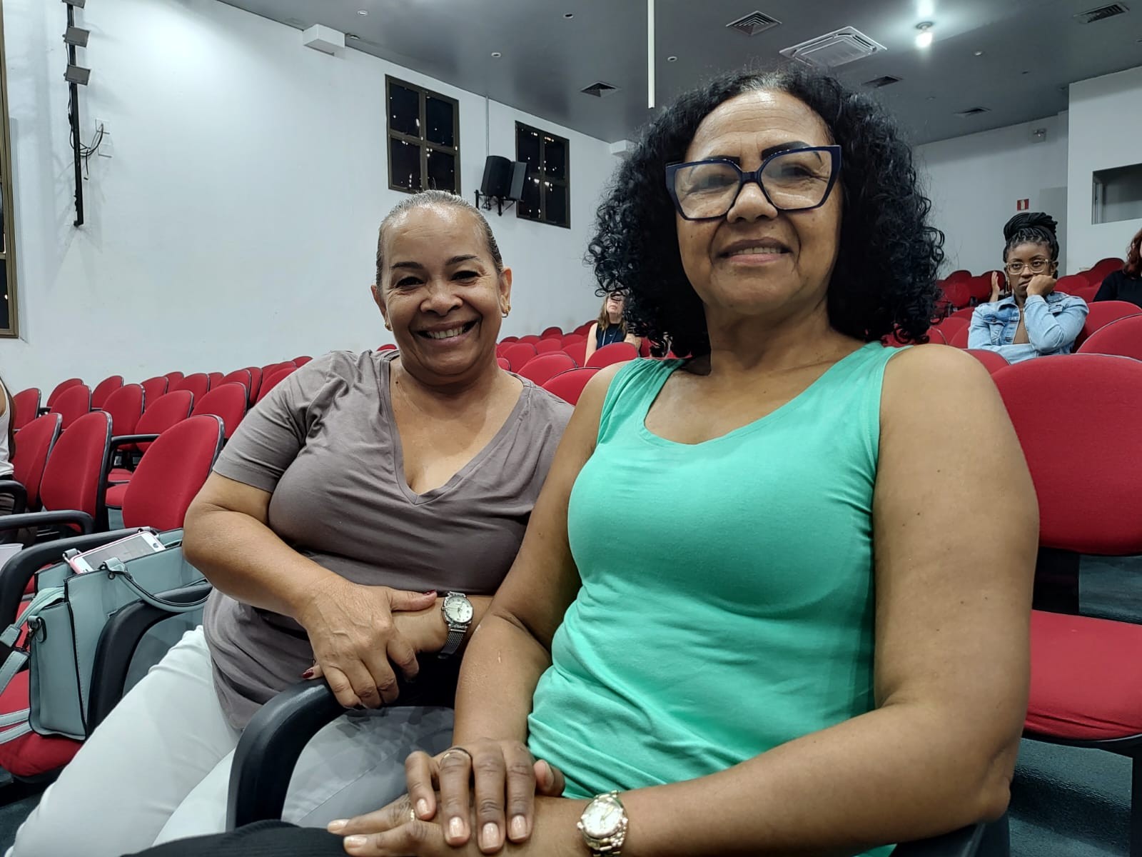 As servidoras Rosalva Coelho e Lourdes Serraglio aprovaram as palestras e os temas: empatia e leveza 