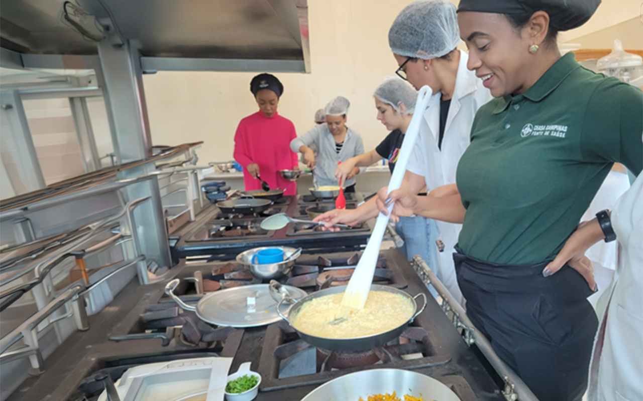 Durante a aula, cujo tema foi o aproveitamento integral de alimentos, os participantes fizeram três receitas utilizando abóbora