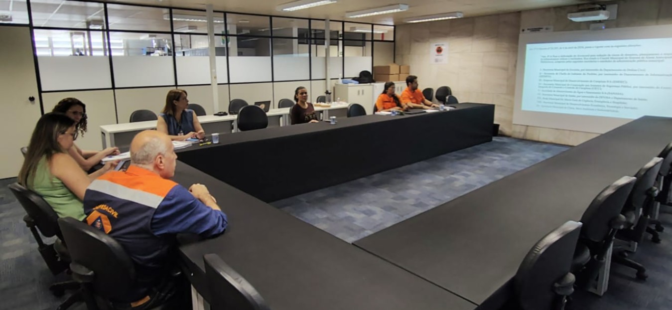 Reunião foi realizada na Sala de Resiliência do Paço Municipal 