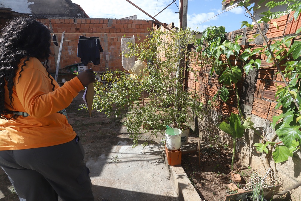 Equipes percorreram imóveis orientando moradores e descartando possíveis criadouros do mosquito da dengue